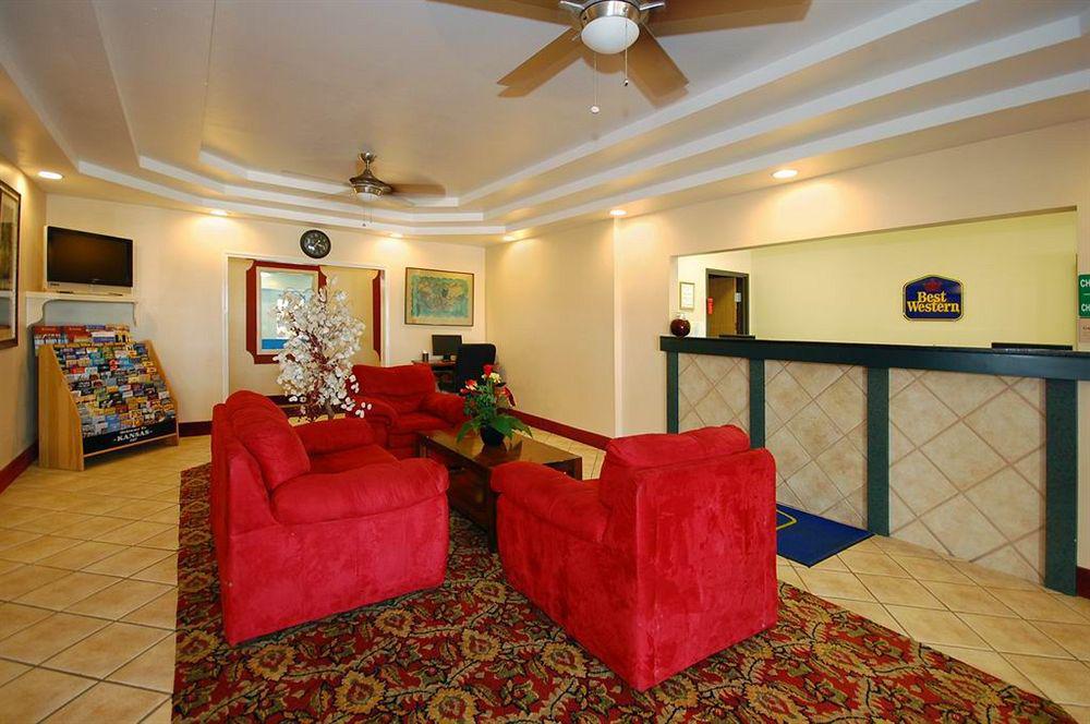 Surestay Plus Hotel By Best Western Topeka Beltér fotó