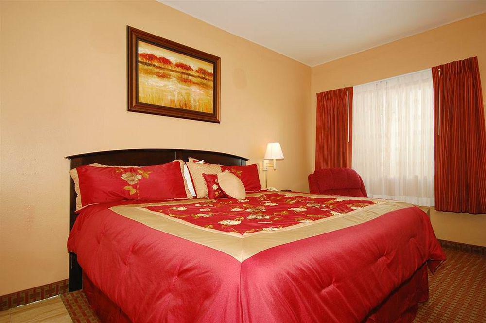 Surestay Plus Hotel By Best Western Topeka Szoba fotó